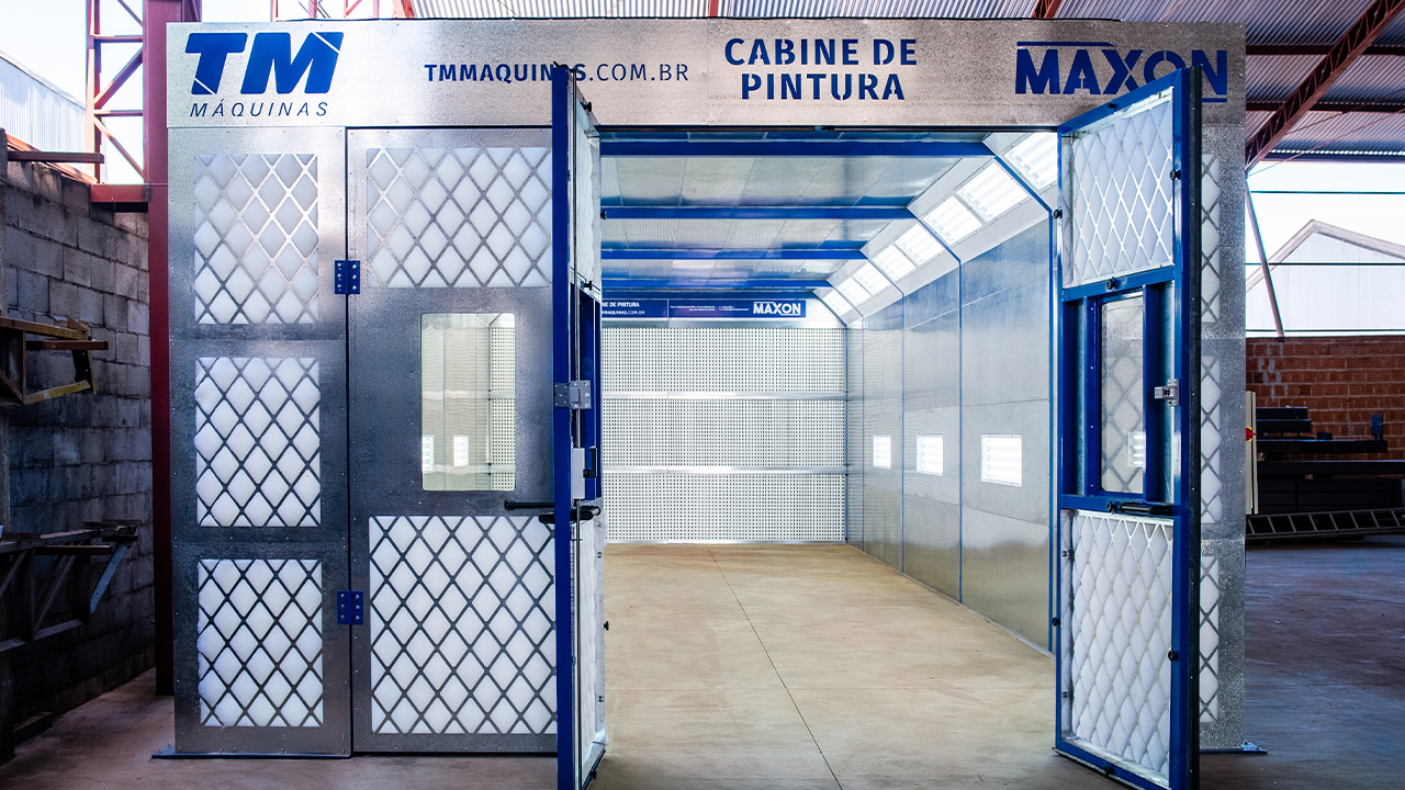 Cabine de pintura TM Máquinas instalada no galpão do cliente