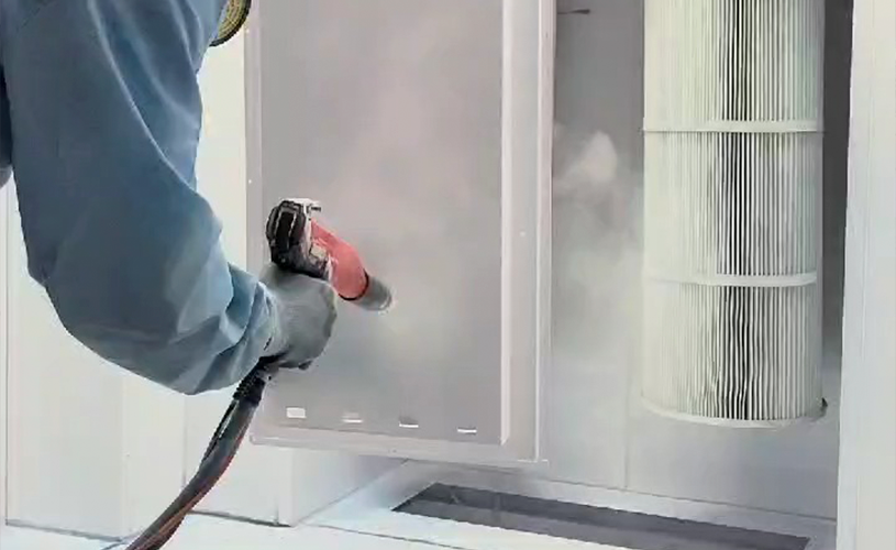 Aplicação de pintura eletrostática a pó em cabine com filtro cartucho
