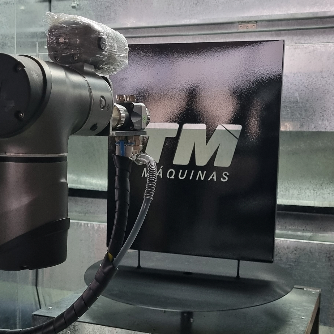 Robô de pintura automática em cabine com painel da TM Máquinas